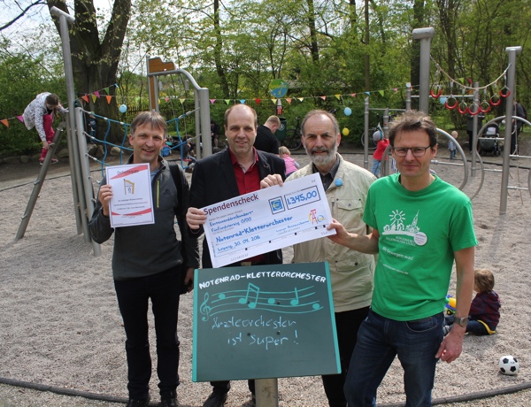Übergabe des Spendenschecks an das Notenrad-Kletterorchester Leipzig